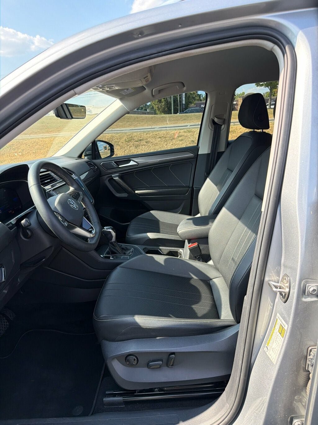 Used 2023 Volkswagen Tiguan SE FWD image 10