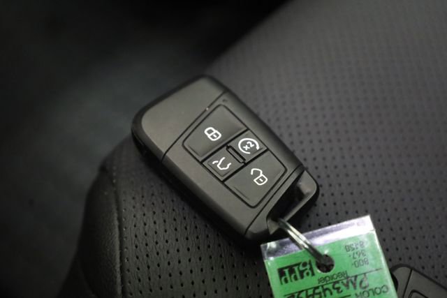 Used 2023 Volkswagen Taos SEL image 33