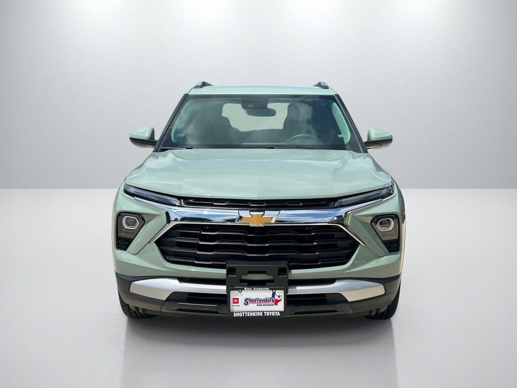 Used 2025 Chevrolet TrailBlazer LT FWD image 2