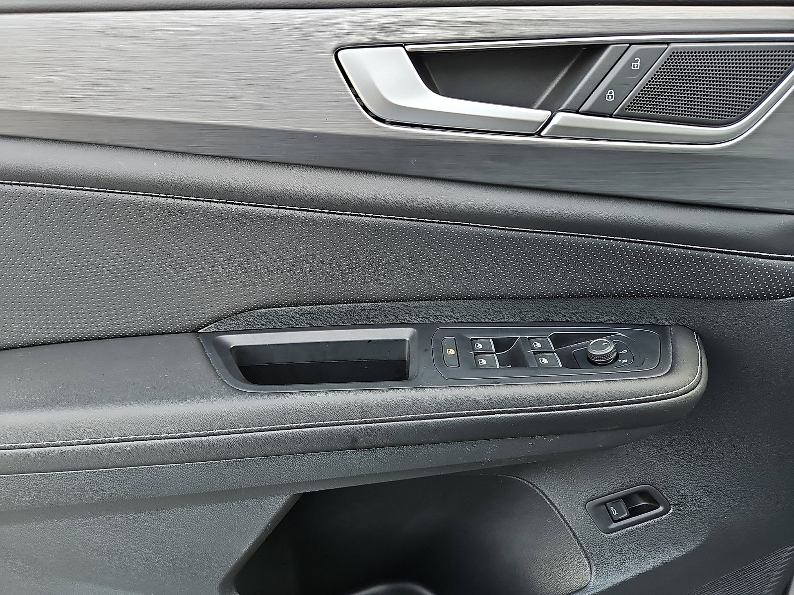 Used 2025 Volkswagen Atlas Cross Sport SE image 12