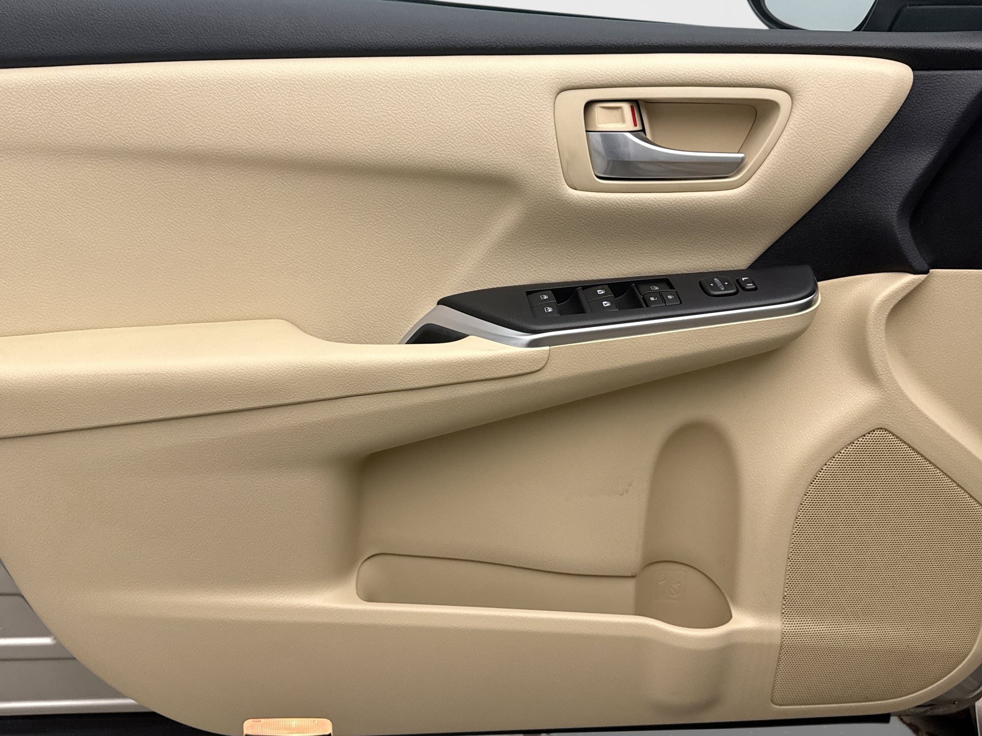 Used 2016 Toyota Camry LE FWD image 9