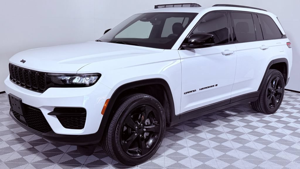 Used 2023 Jeep Grand Cherokee Altitude AWD/4WD image 7