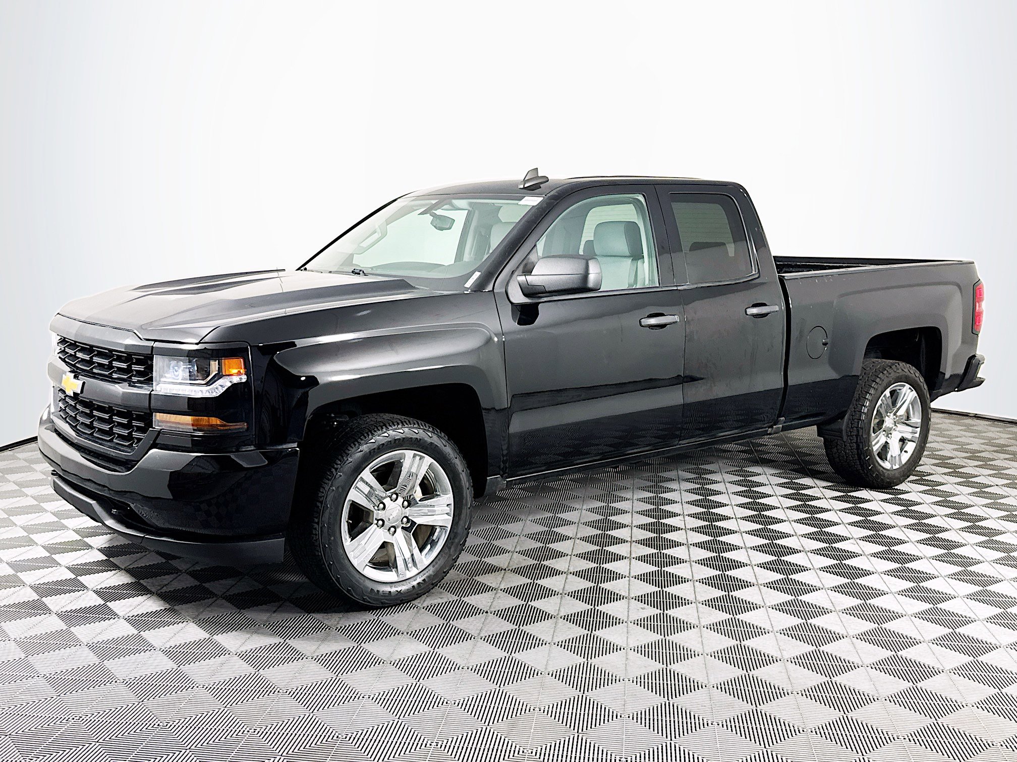 Used 2018 Chevrolet Silverado 1500 Custom w/ Custom Value Package RWD image 4