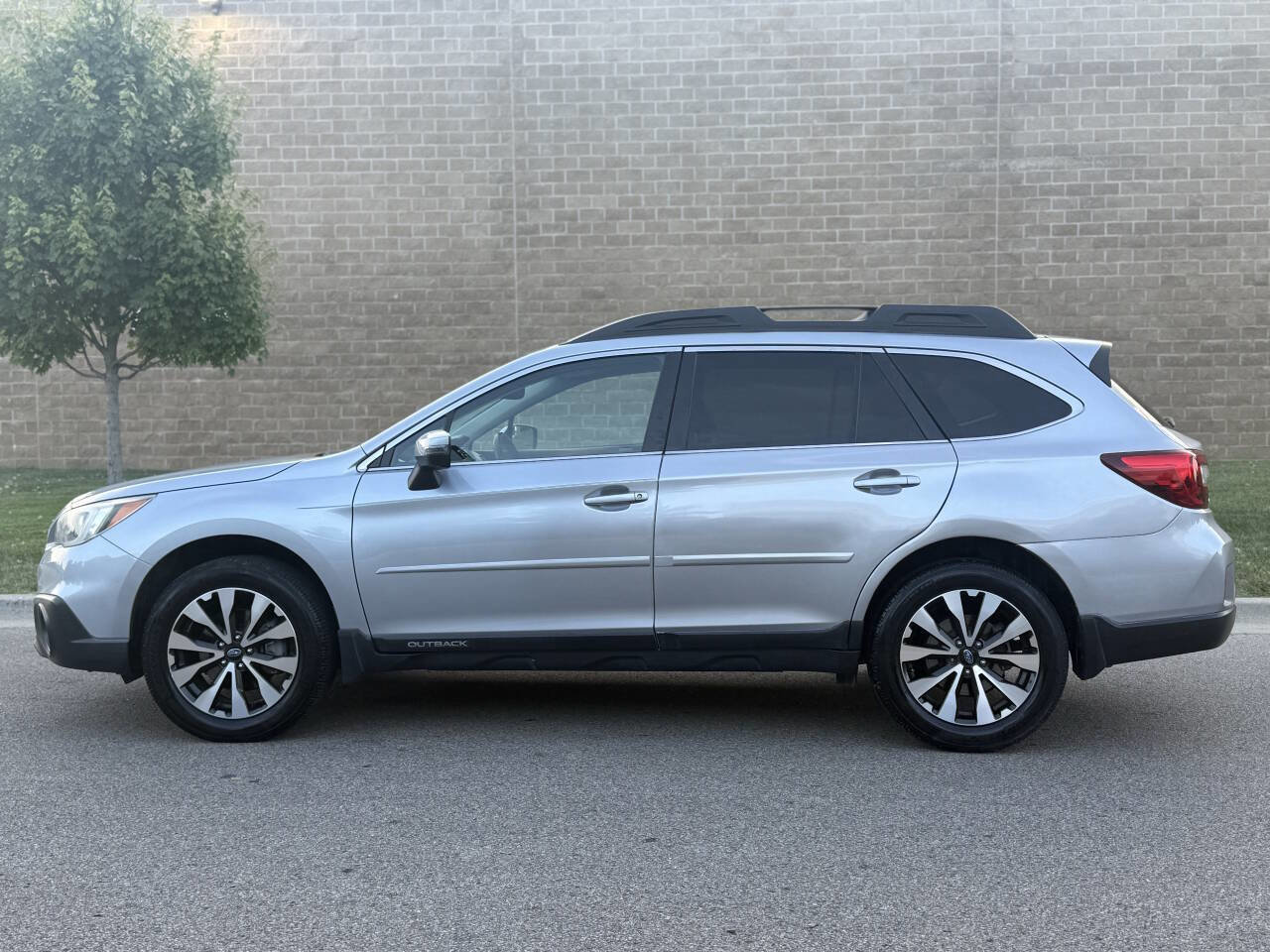 Used 2016 Subaru Outback 2.5i Limited image 2