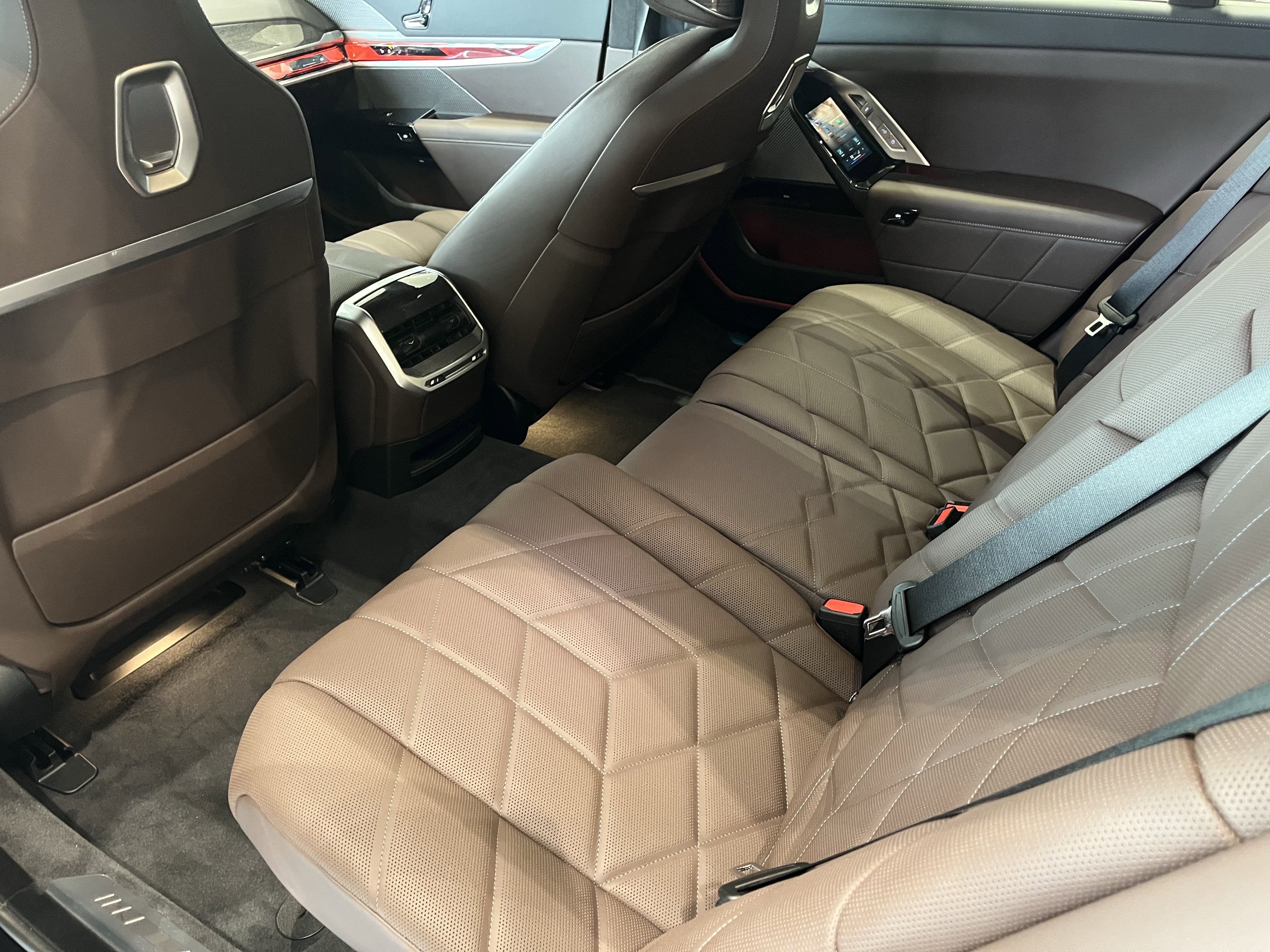 Used 2025 BMW i7 xDrive60 w/ Executive Package image 19