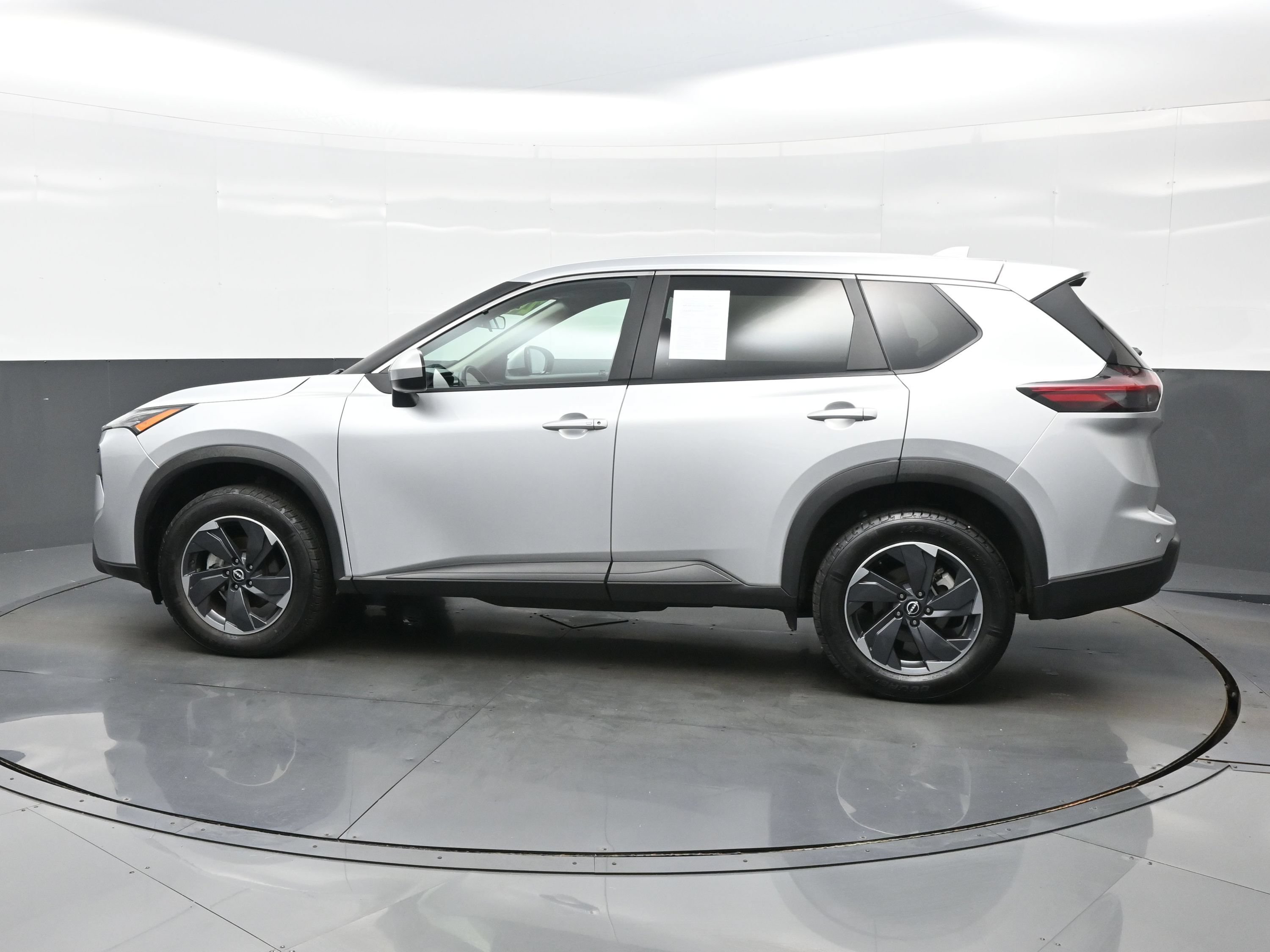 Used 2024 Nissan Rogue SV FWD image 3