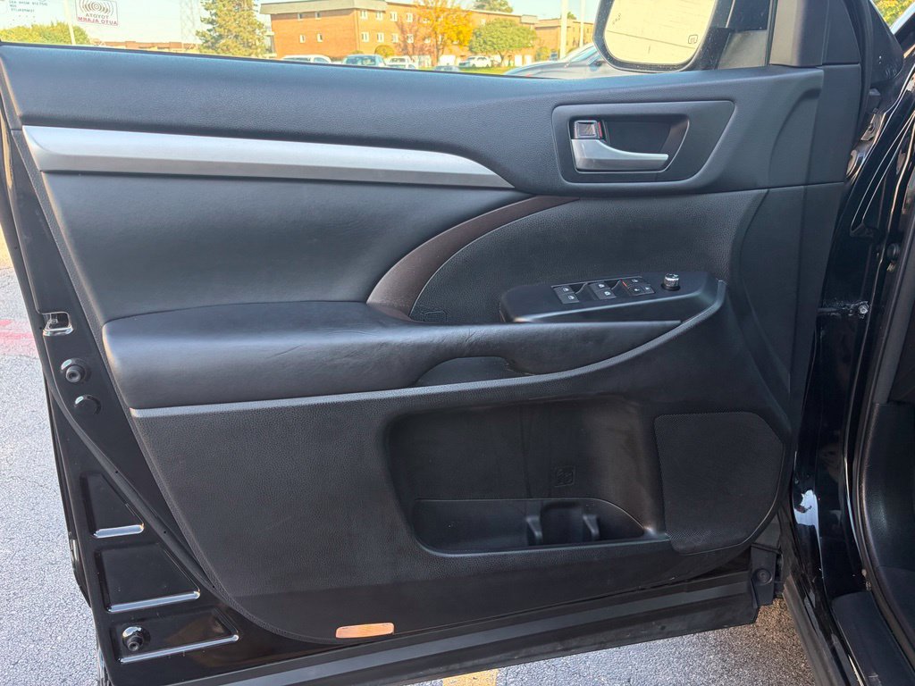 Used 2018 Toyota Highlander XLE w/ Protection Package #3 AWD/4WD image 16