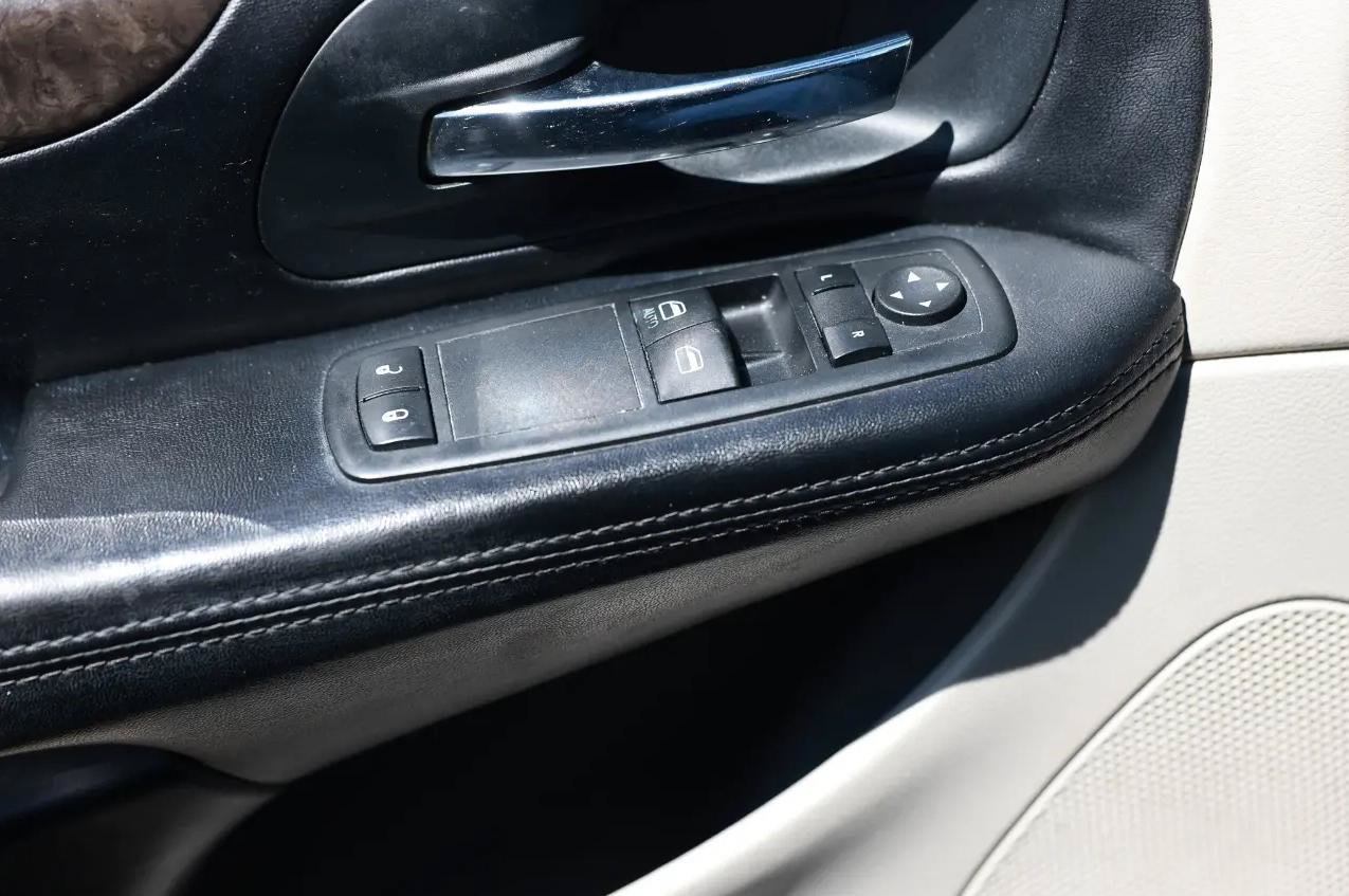 Used 2011 Dodge Grand Caravan Express FWD image 37