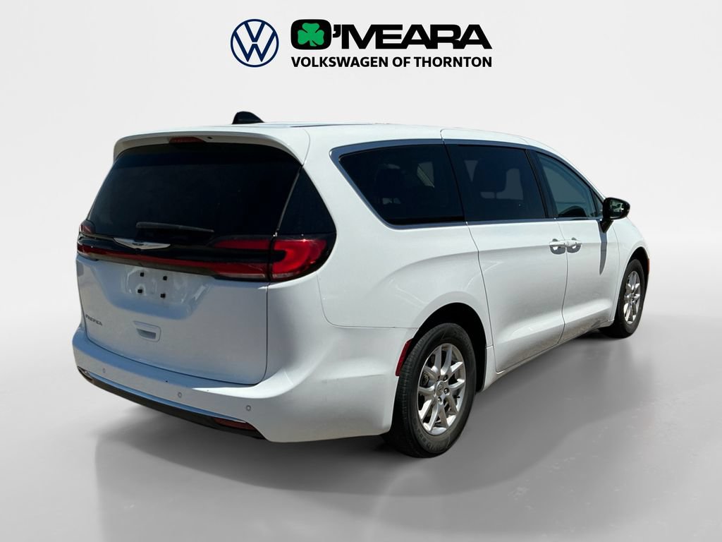 Used 2024 Chrysler Pacifica Touring-L FWD image 5