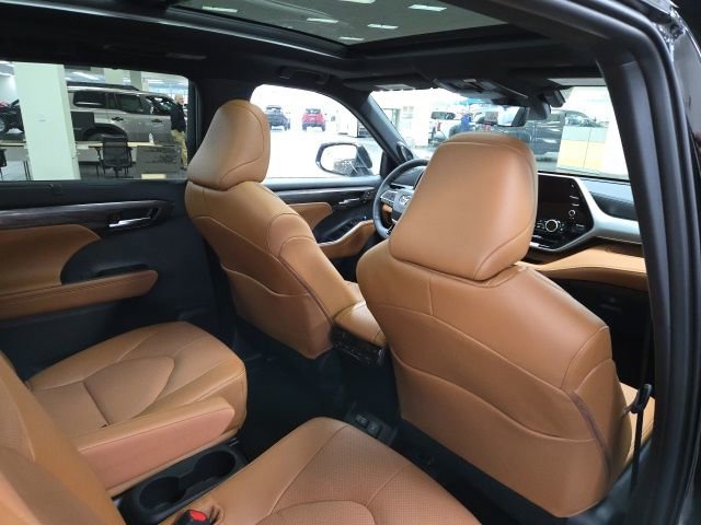 New 2026 Toyota Highlander Platinum image 11