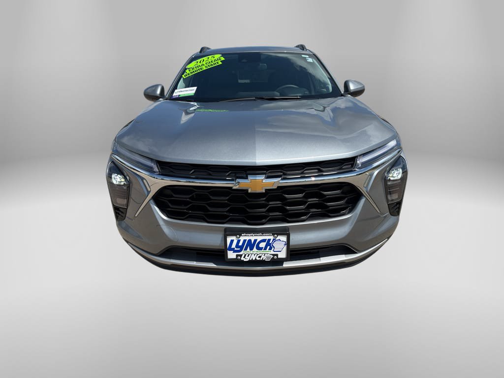 Used 2025 Chevrolet Trax LT FWD image 7