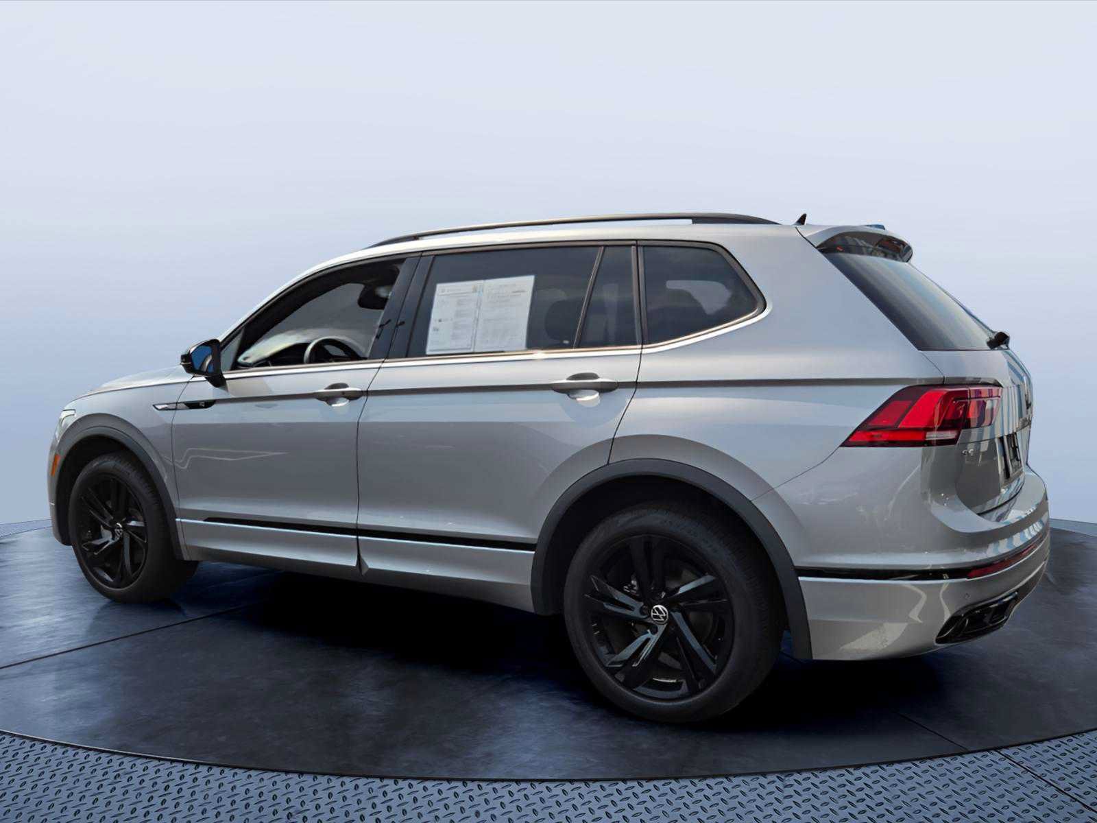 Used 2024 Volkswagen Tiguan SE R-Line FWD image 4