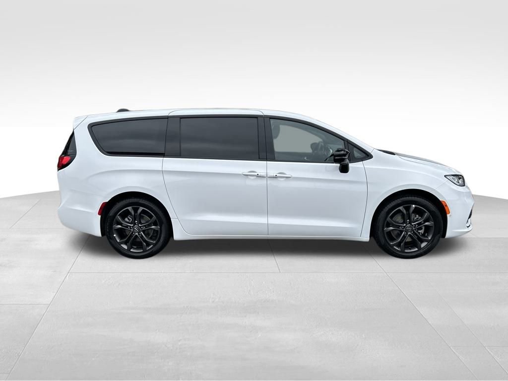 New 2026 Chrysler Pacifica Select image 7