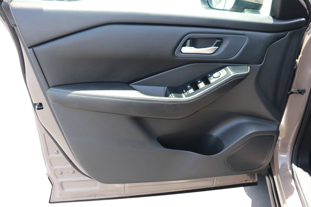 Used 2025 Nissan Rogue SV FWD image 8