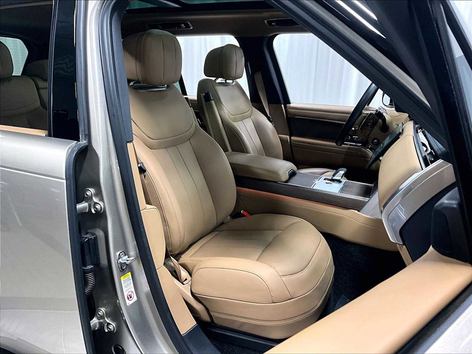 Used 2025 Land Rover Range Rover SE image 29