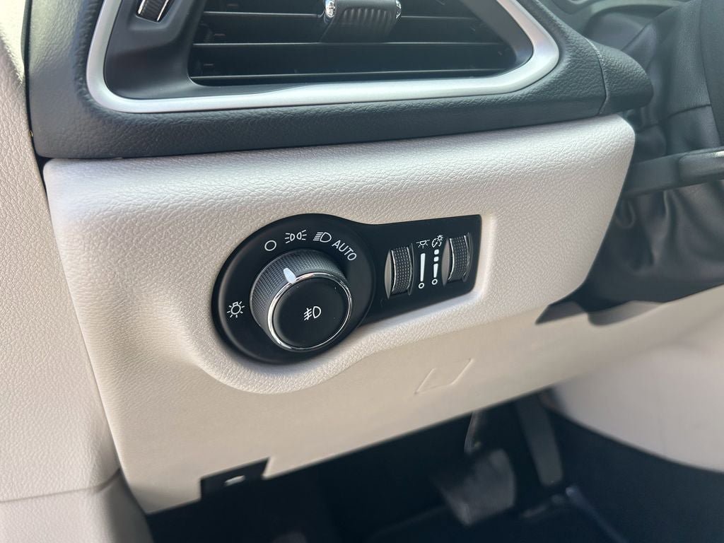 Used 2023 Chrysler Pacifica Touring-L FWD image 11