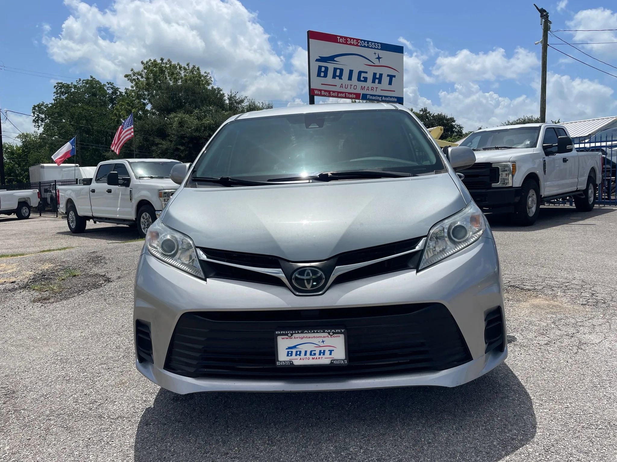 Used 2020 Toyota Sienna LE image 1
