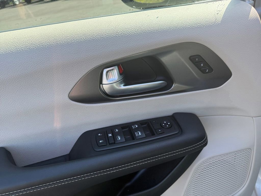 Used 2024 Chrysler Pacifica Touring-L FWD image 12