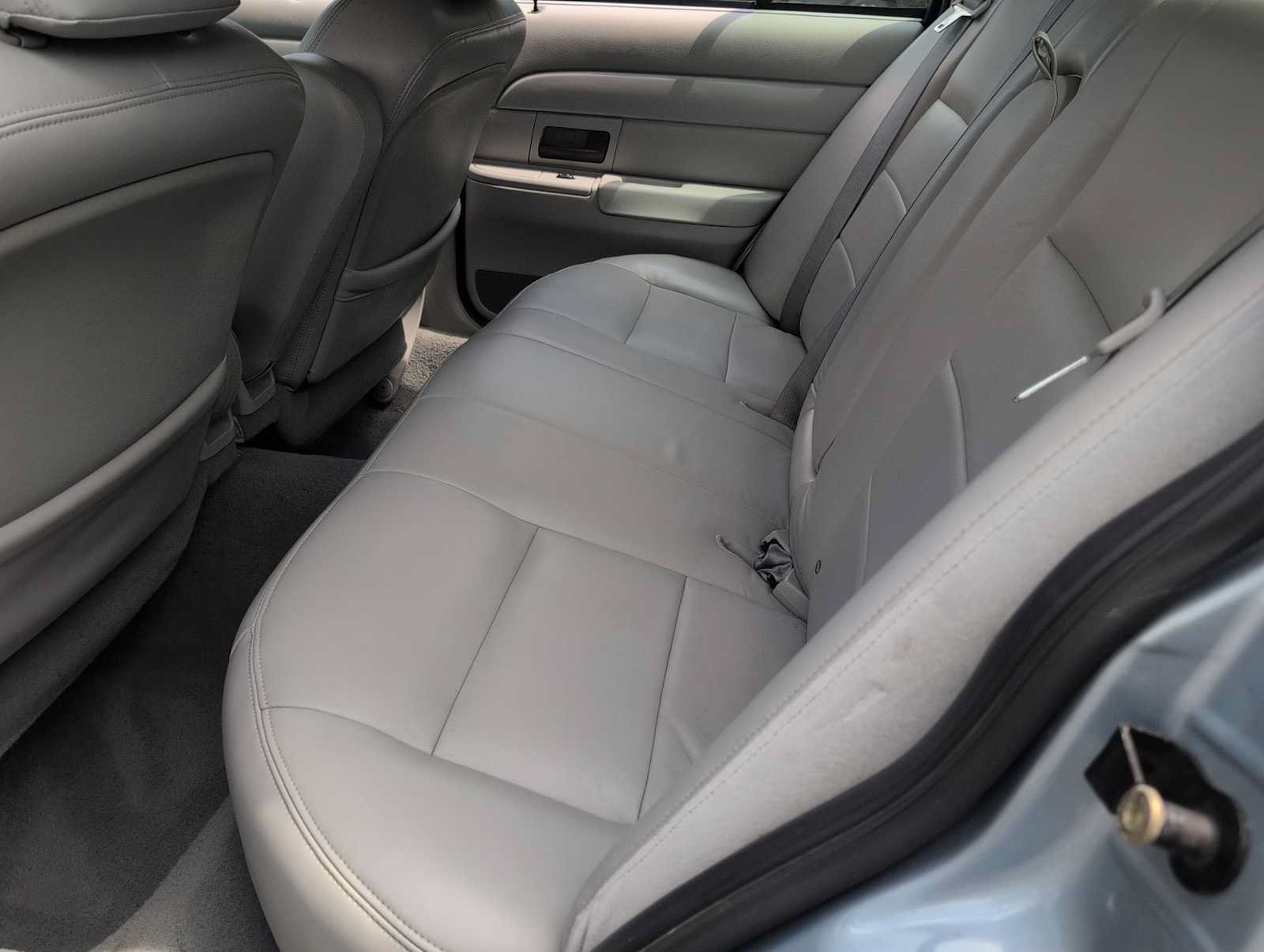 Used 2003 Ford Crown Victoria LX RWD image 19