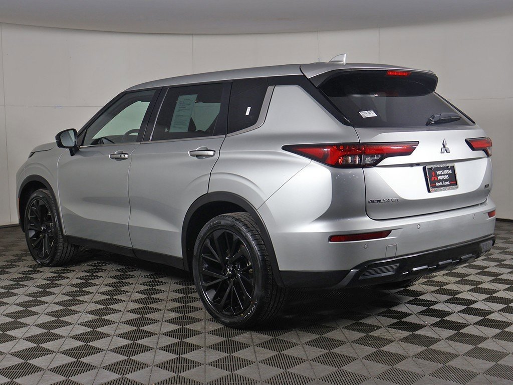 Used 2023 Mitsubishi Outlander SE image 10