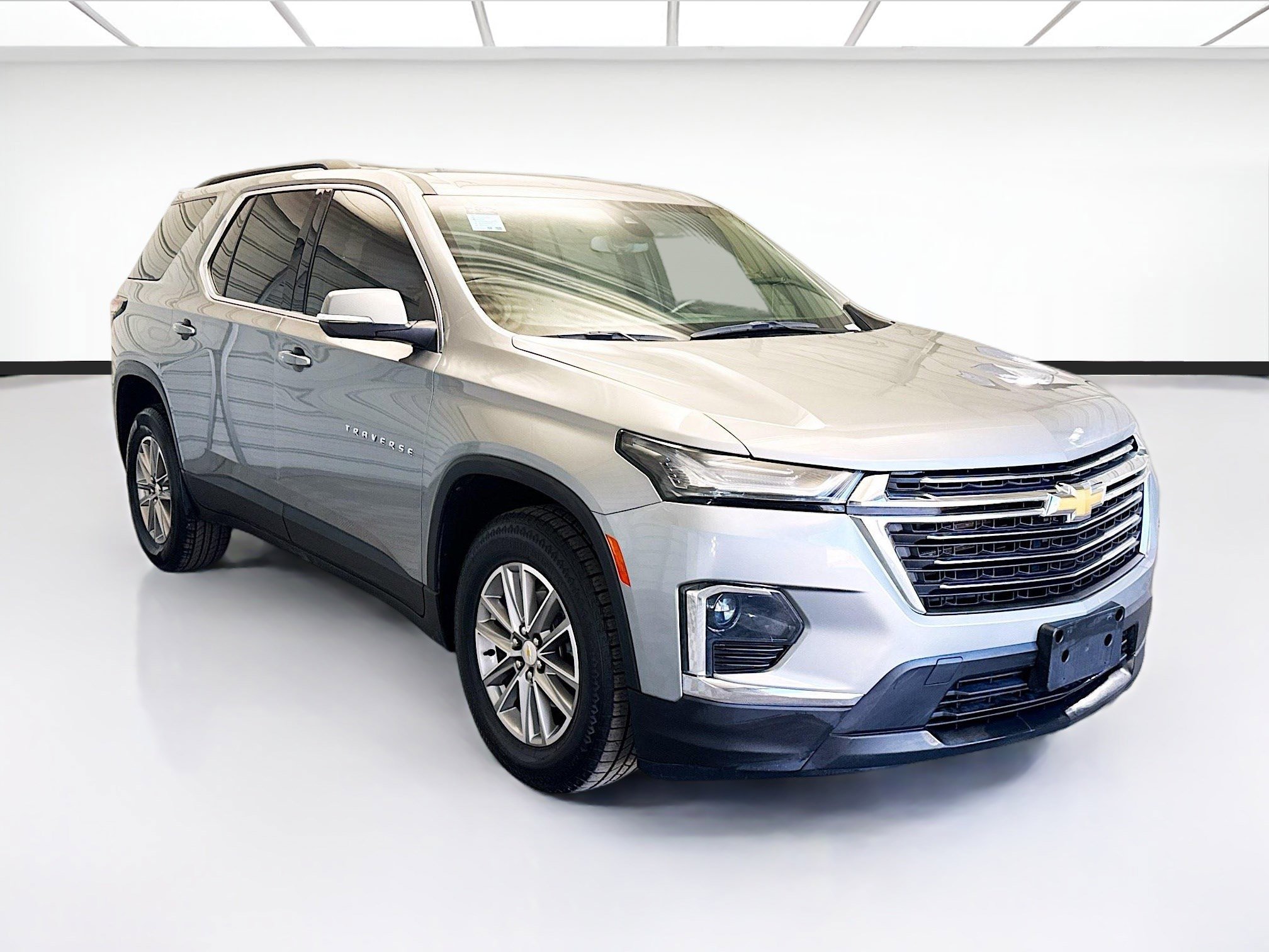 Used 2023 Chevrolet Traverse LT image 3