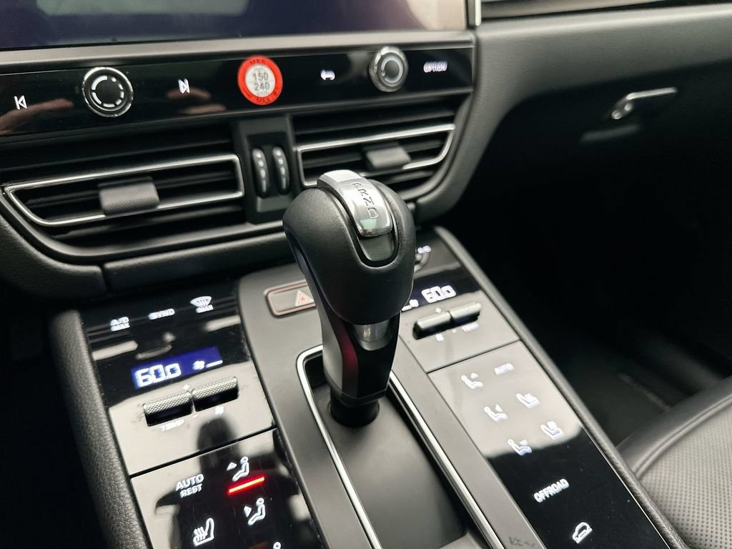 Used 2022 Porsche Macan AWD/4WD image 24