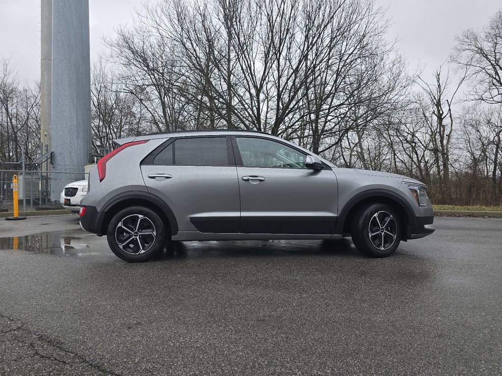 Used 2023 Kia Niro EX image 18