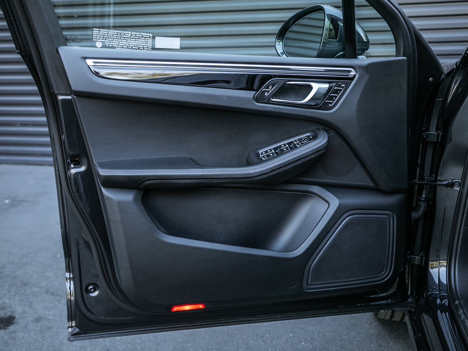 Certified 2023 Porsche Macan AWD/4WD image 17
