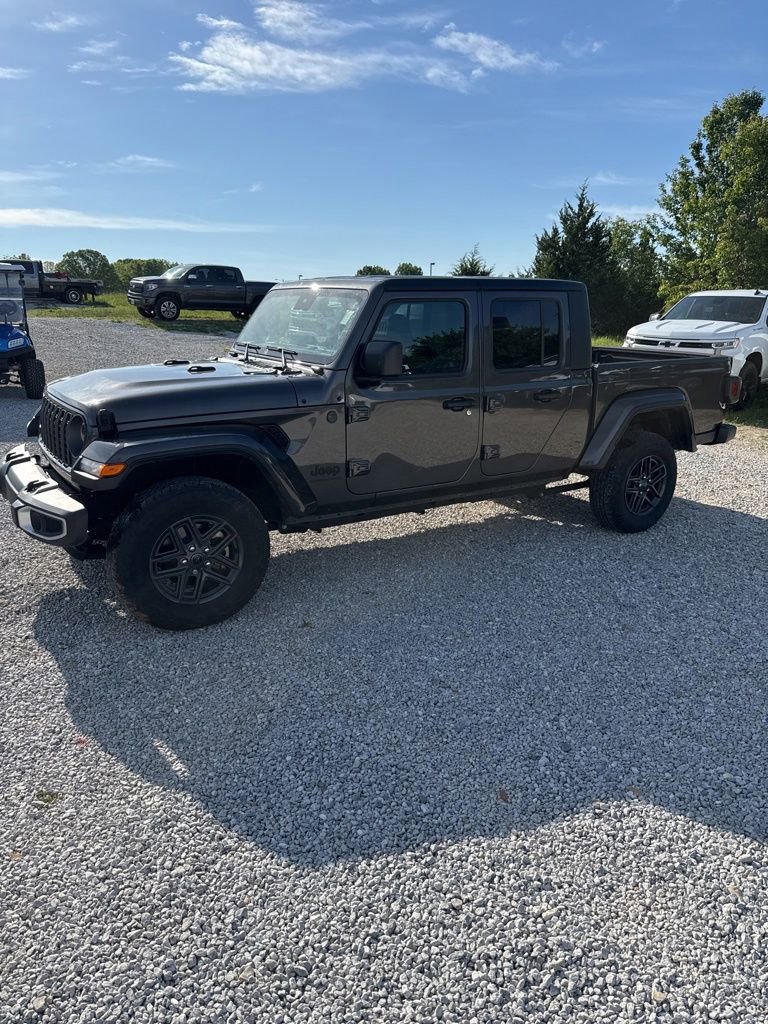 Used 2024 Jeep Gladiator Sport AWD/4WD image 2