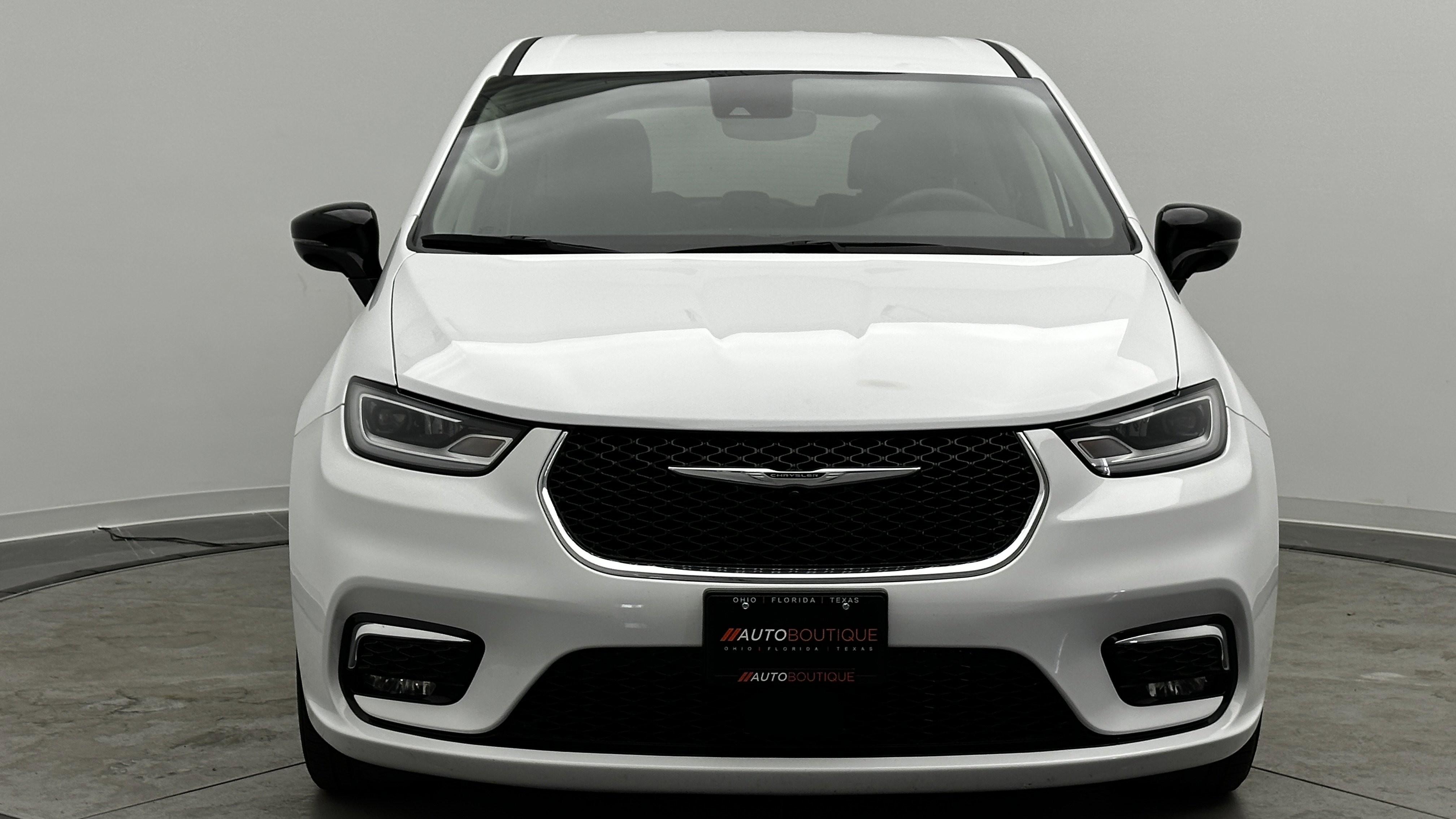 Used 2024 Chrysler Pacifica Touring-L image 2