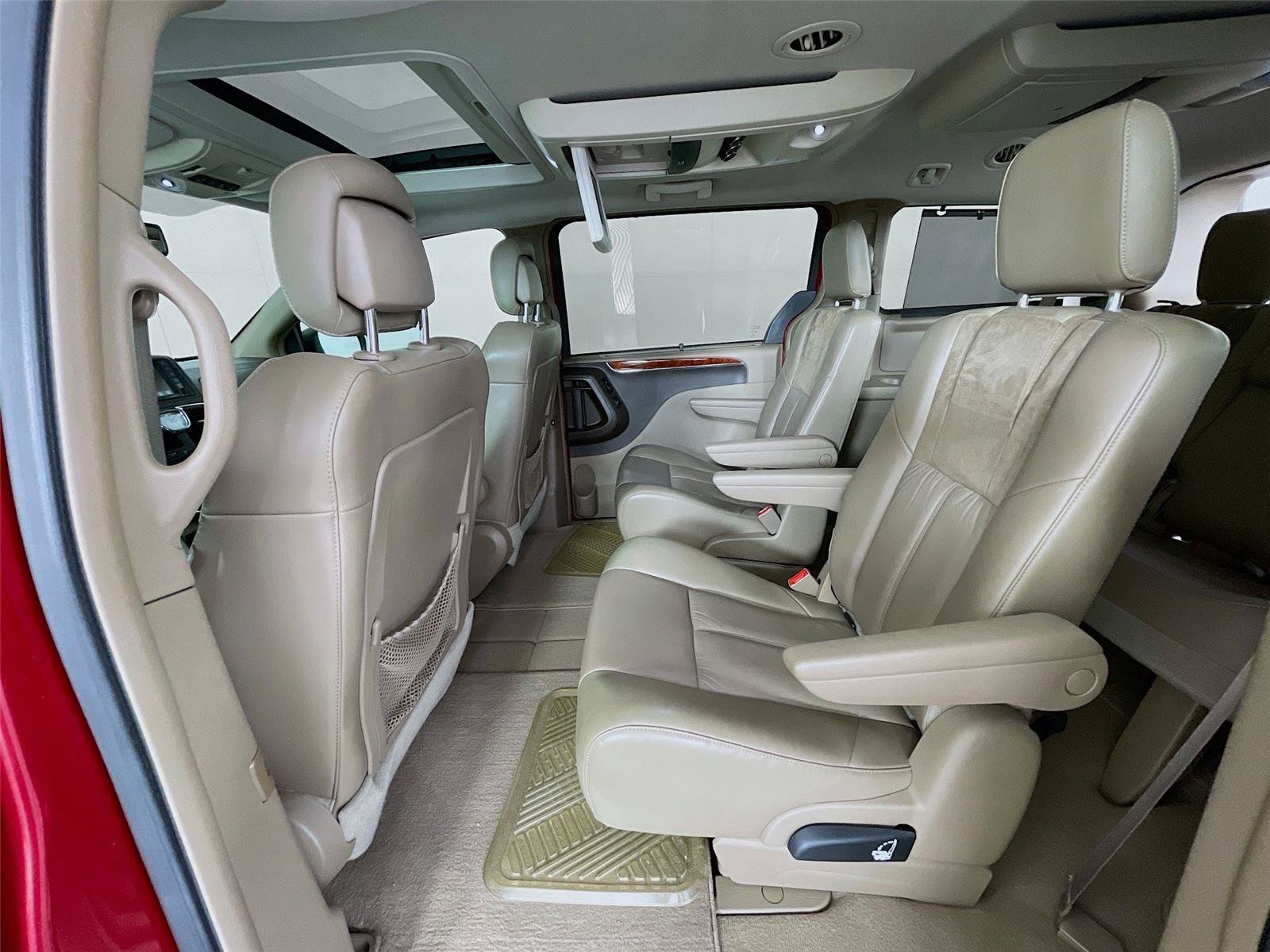Used 2014 Chrysler Town & Country Limited w/ Luxury Group FWD image 26