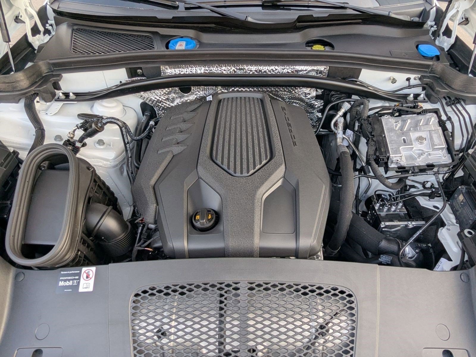 Certified 2026 Porsche Macan AWD/4WD image 28