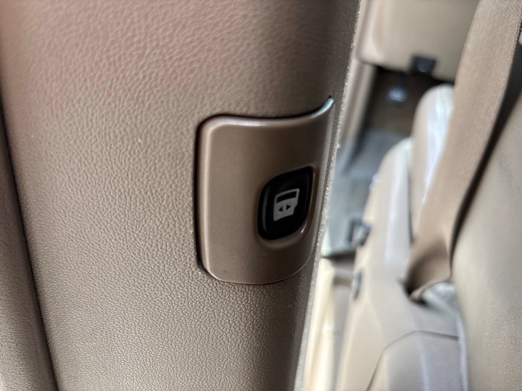 Used 2014 Chrysler Town & Country Limited FWD image 7