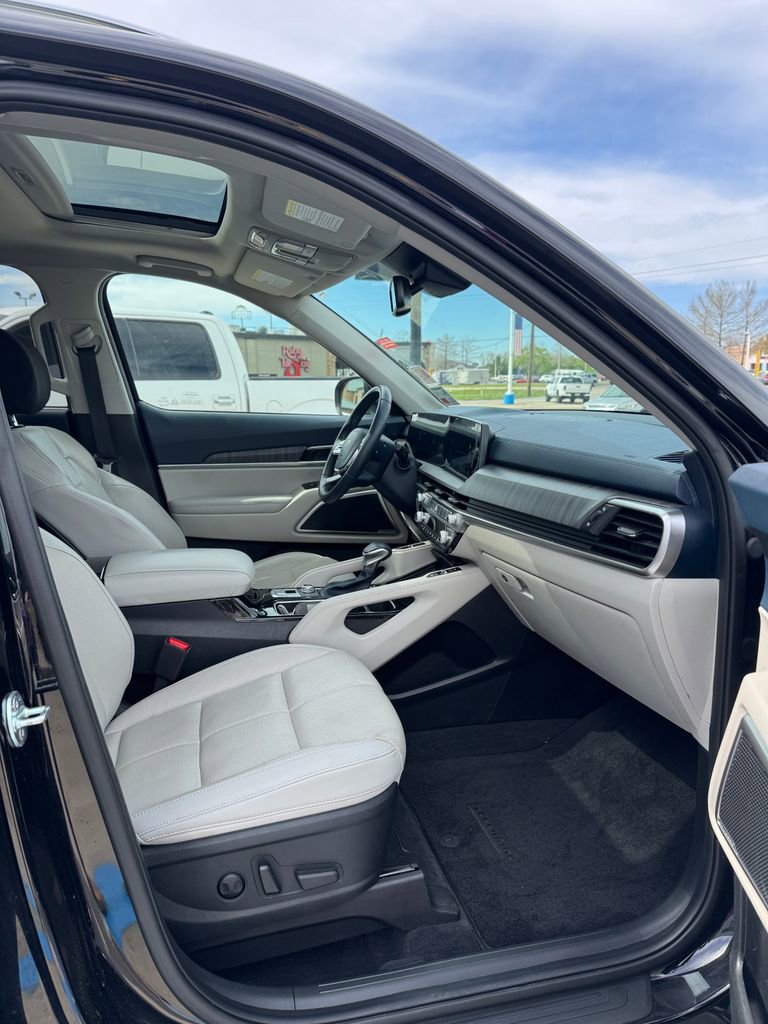 Used 2024 Kia Telluride EX w/ EX Captain's Chair Package image 12