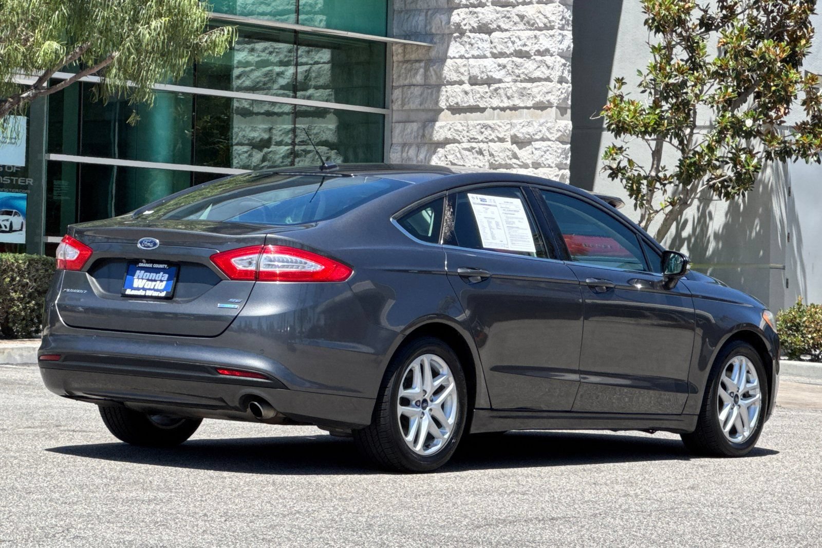 Used 2015 Ford Fusion SE FWD image 4