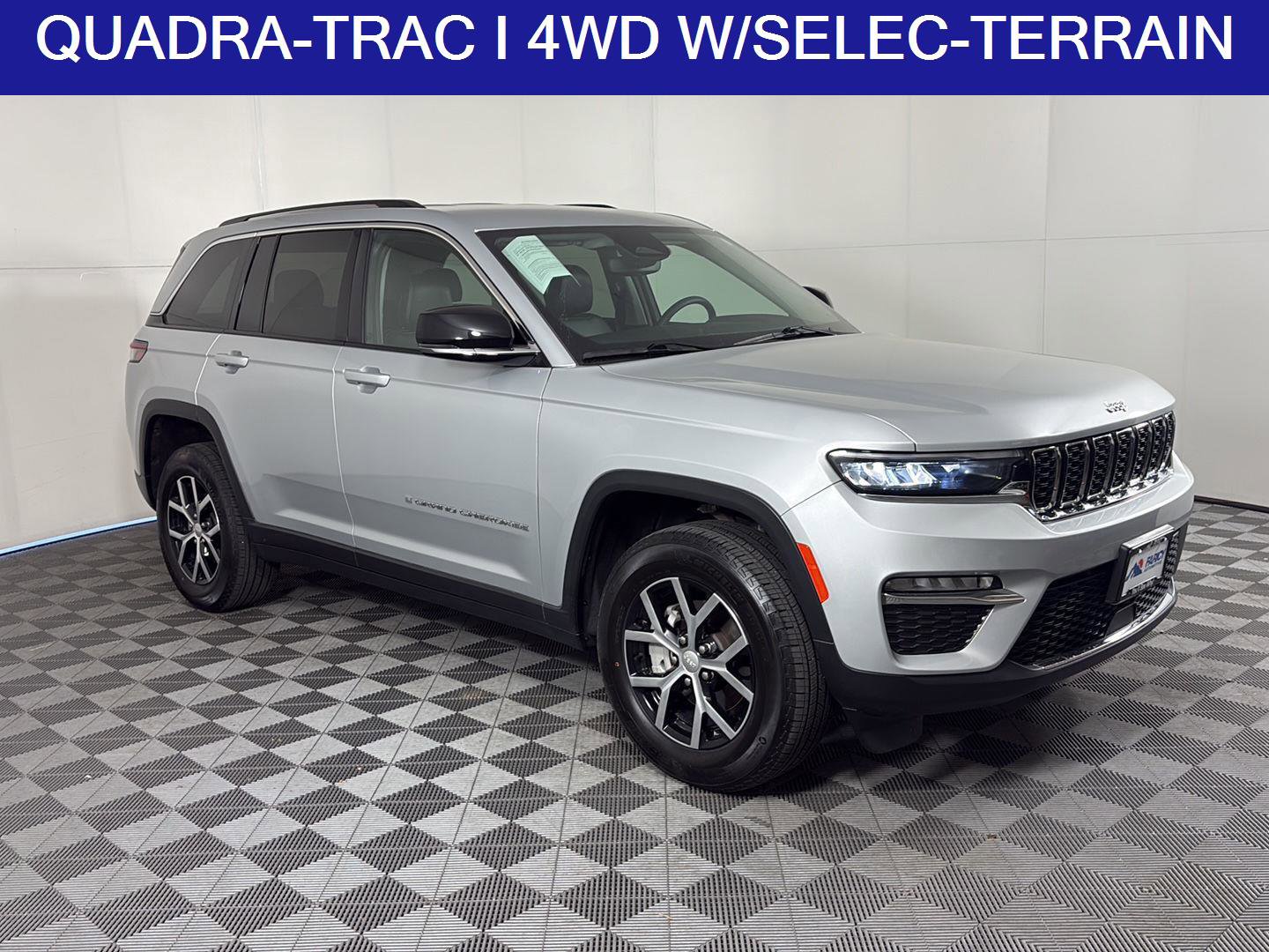 Used 2023 Jeep Grand Cherokee Limited AWD/4WD image 2