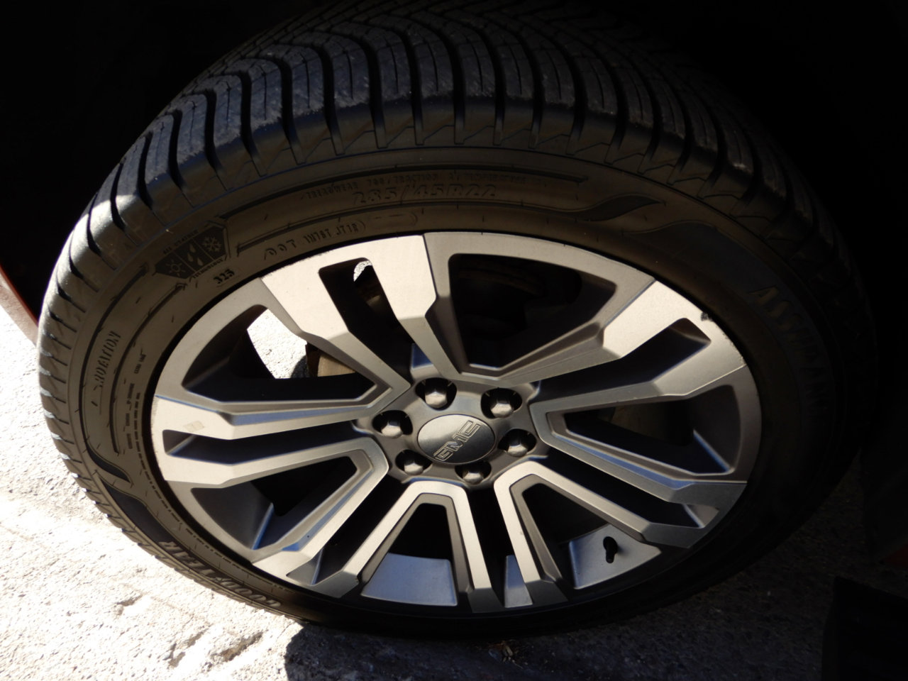 Used 2018 GMC Yukon Denali image 25