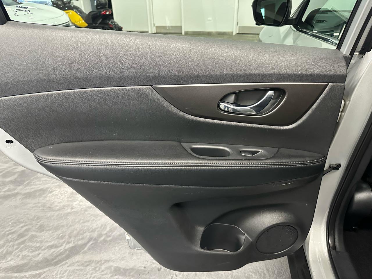 Used 2015 Nissan Rogue SV w/ SV Premium Package image 12