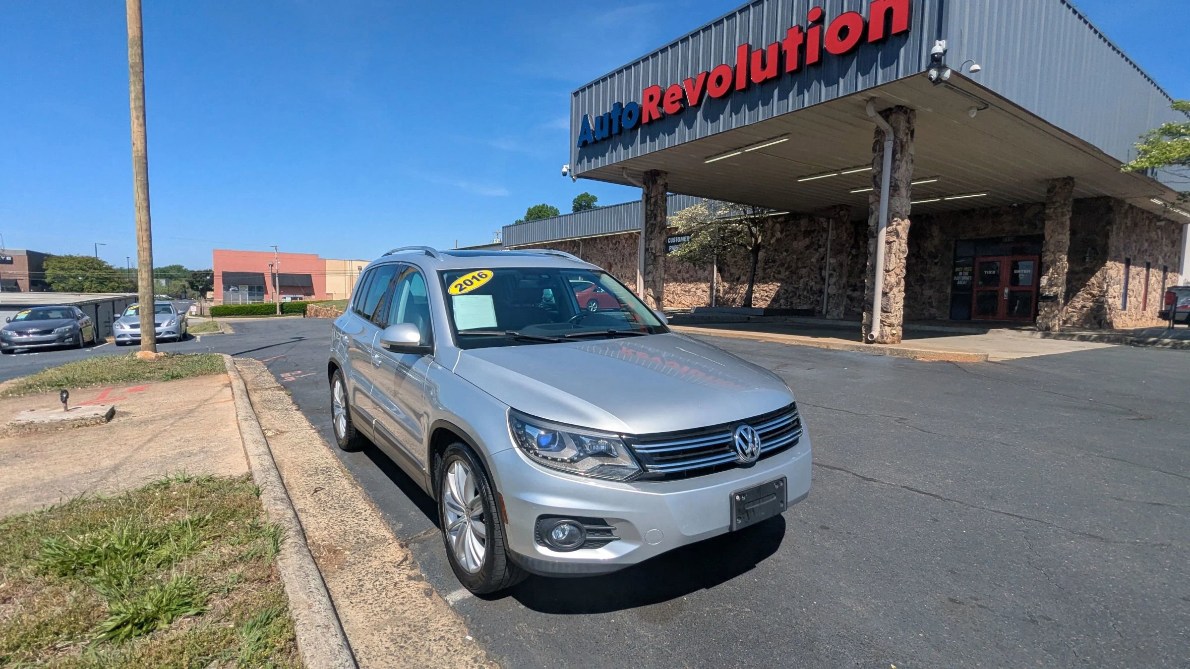 Used 2016 Volkswagen Tiguan SE image 1