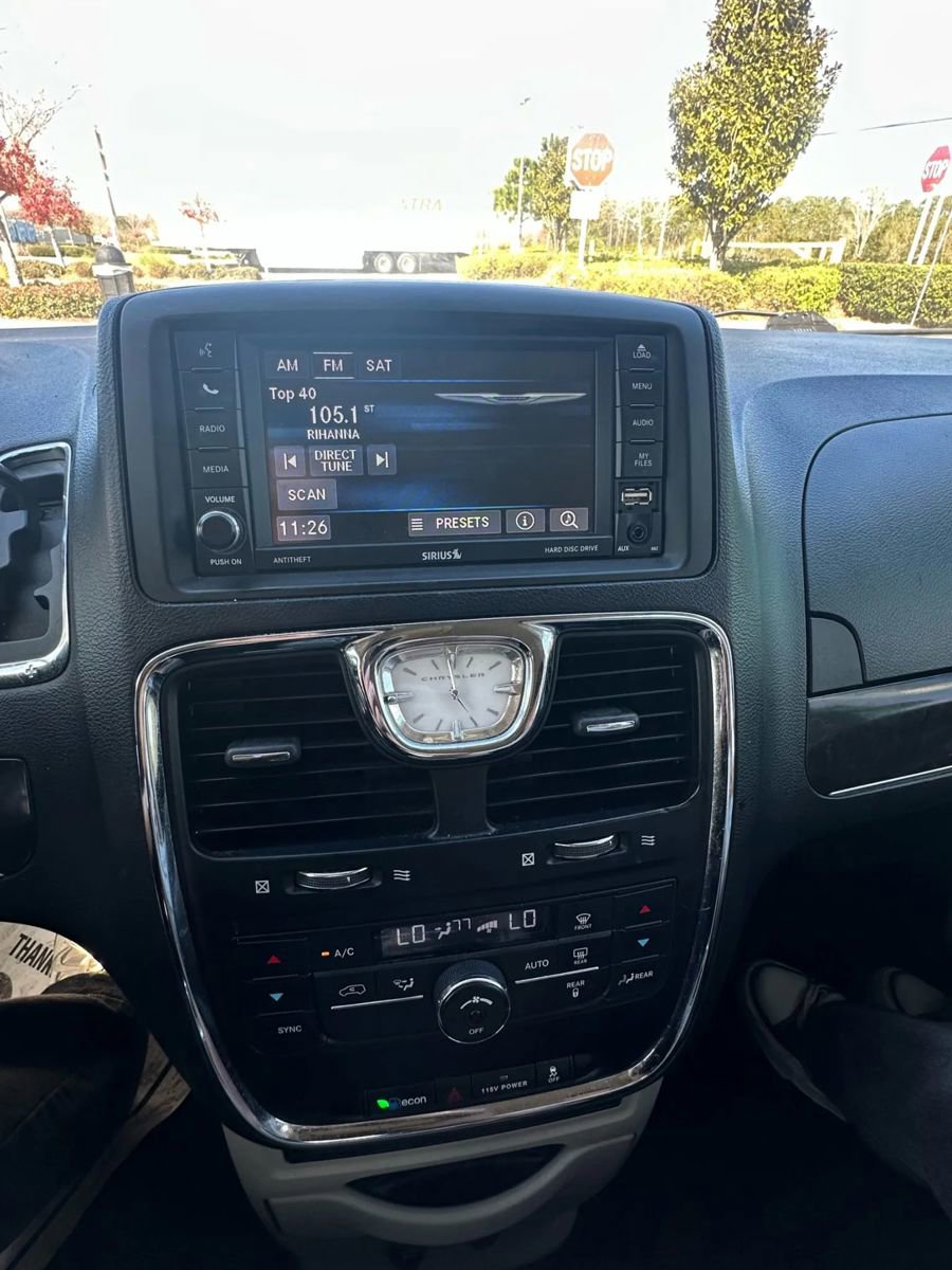 Used 2014 Chrysler Town & Country Touring image 17