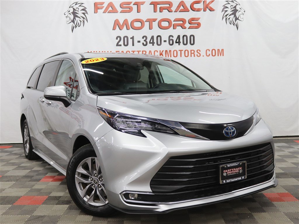 Used 2023 Toyota Sienna XLE image 3