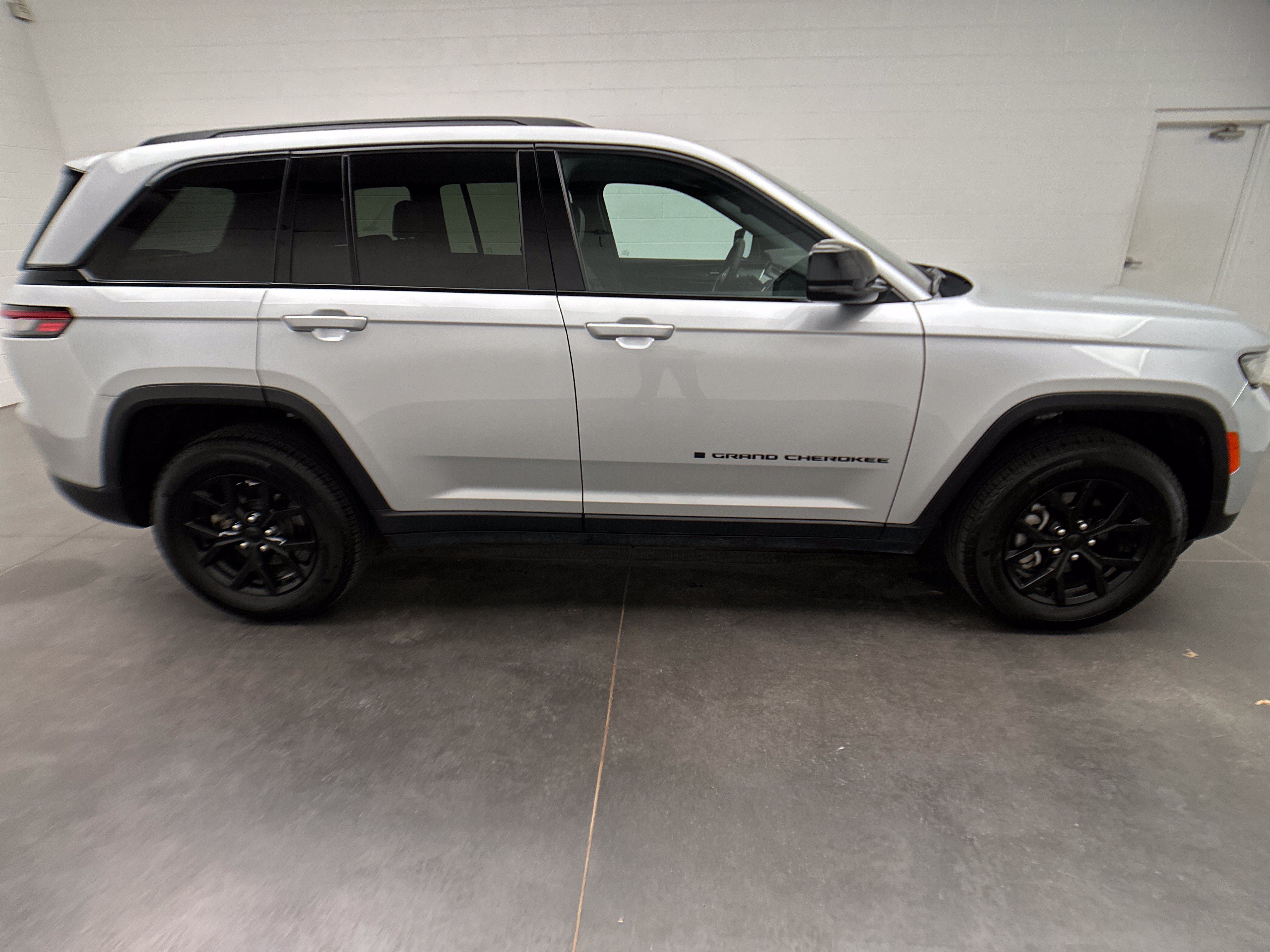 Used 2024 Jeep Grand Cherokee Altitude AWD/4WD image 11