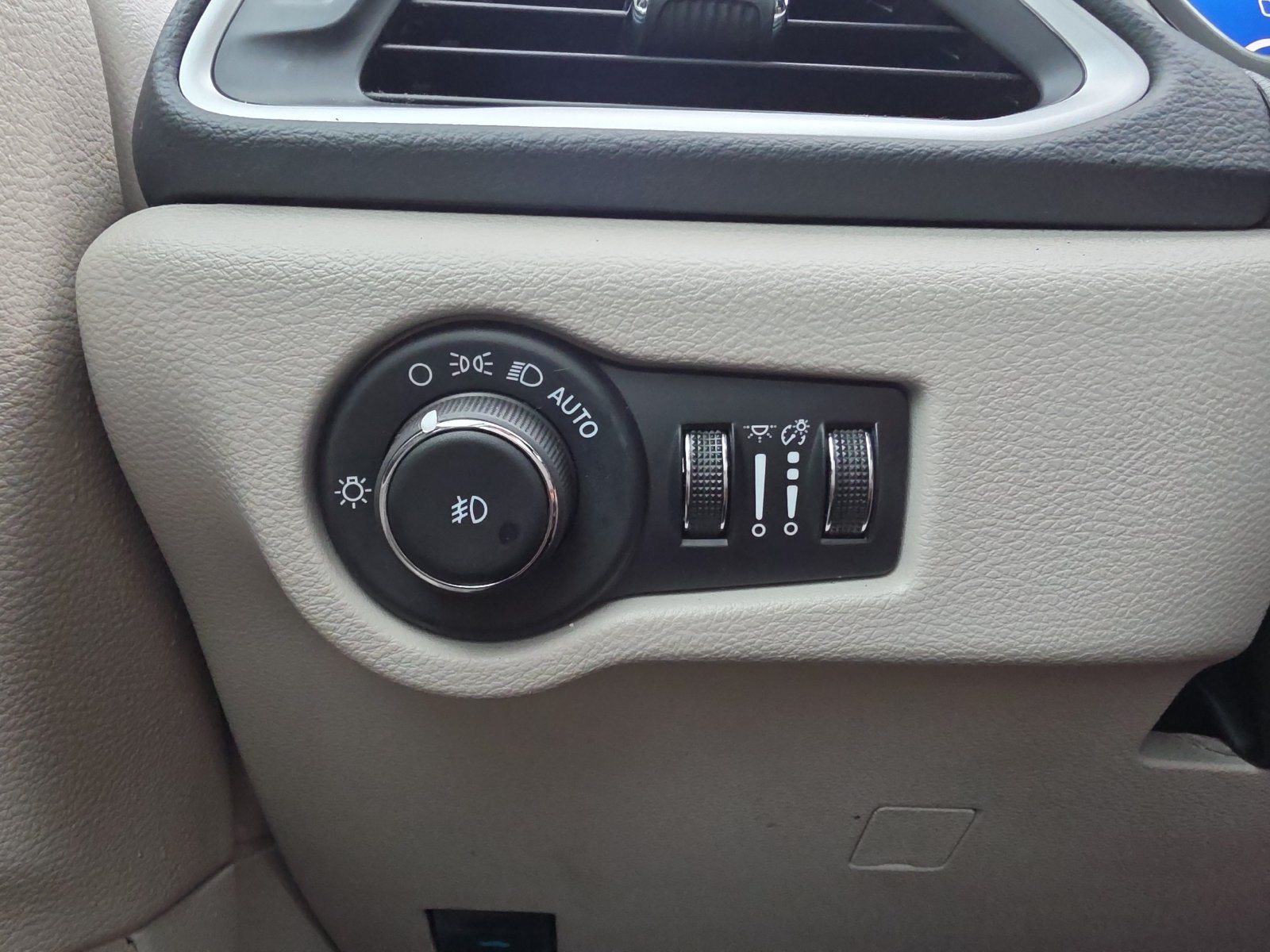 Used 2024 Chrysler Pacifica Touring-L FWD image 20