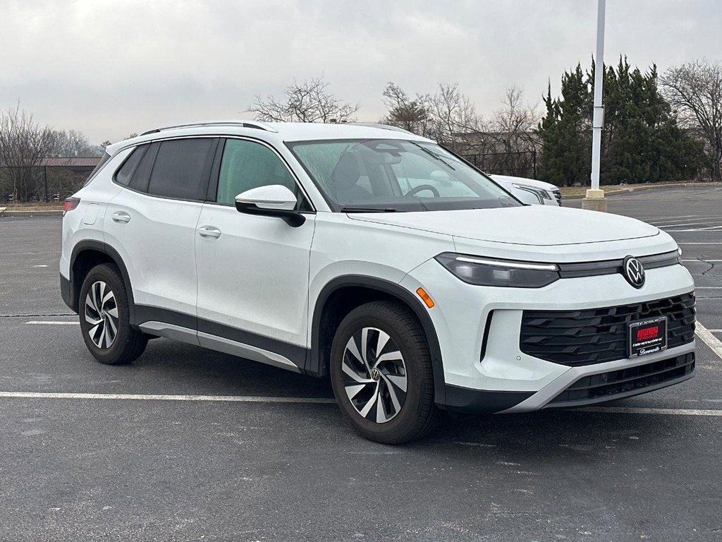 Used 2025 Volkswagen Tiguan S image 3
