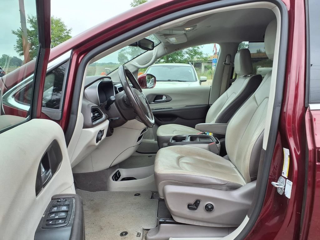Used 2019 Chrysler Pacifica Touring-L FWD image 13