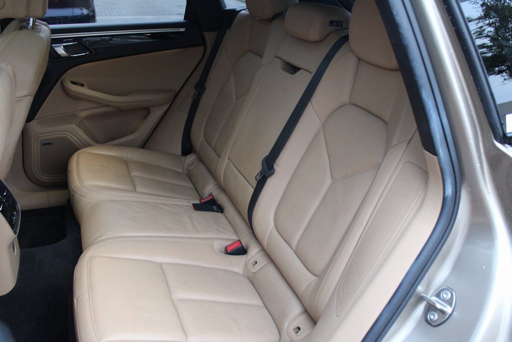 Used 2018 Porsche Macan image 32