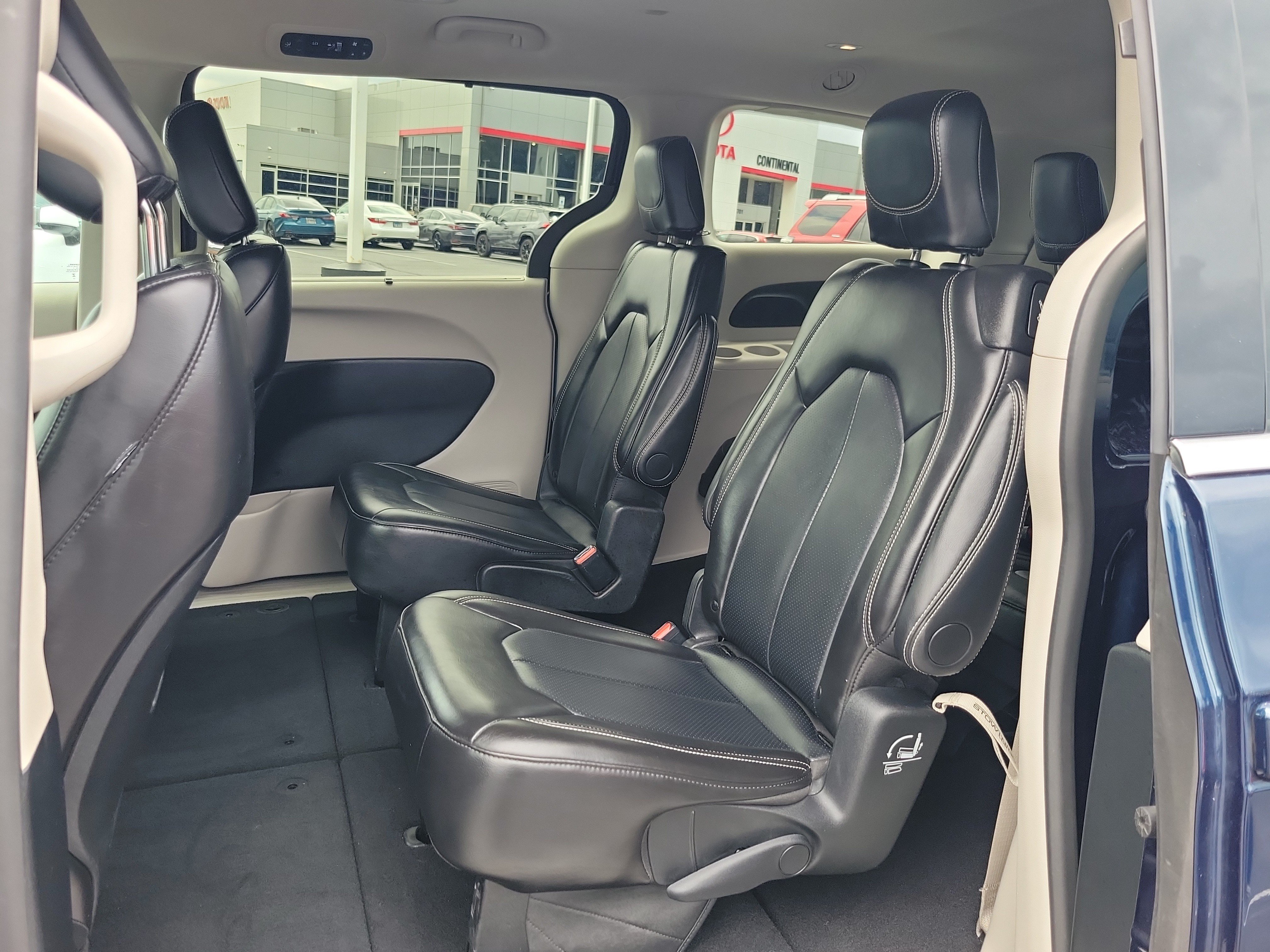 Used 2024 Chrysler Pacifica Touring-L FWD image 11