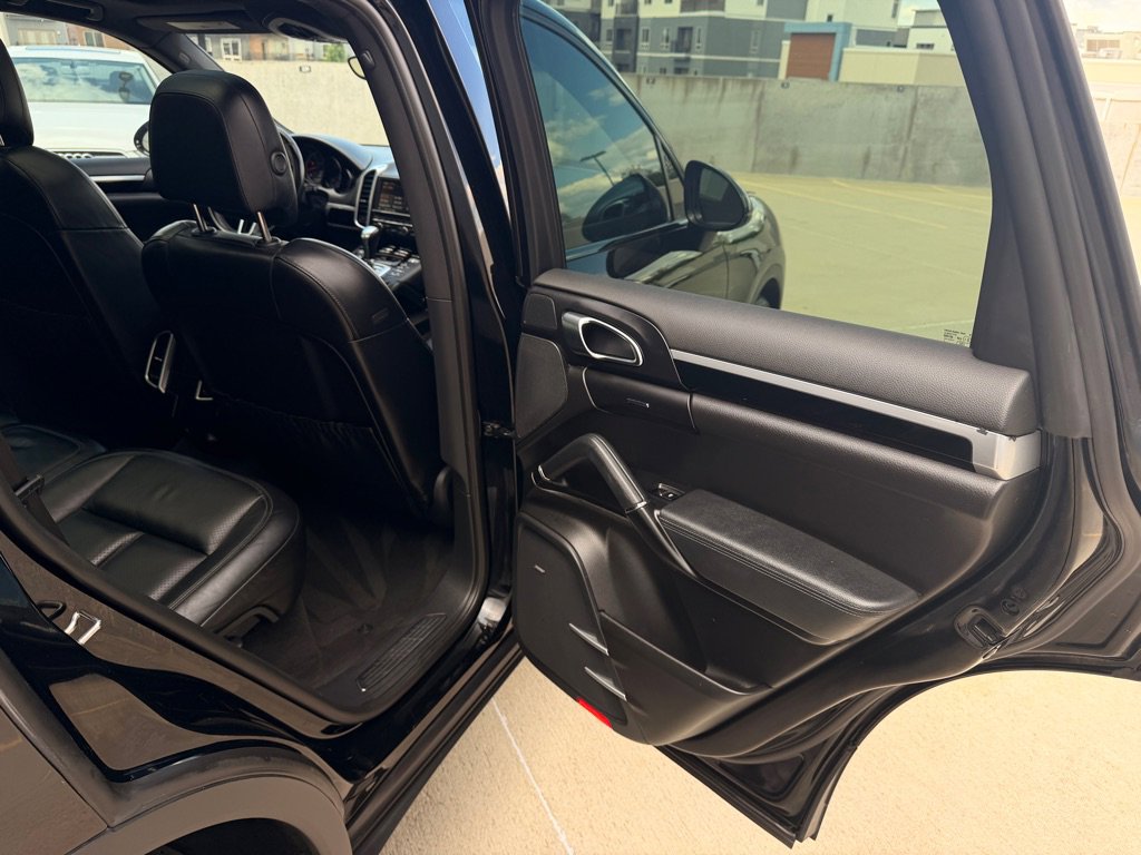 Used 2016 Porsche Cayenne w/ Premium Package AWD/4WD image 19