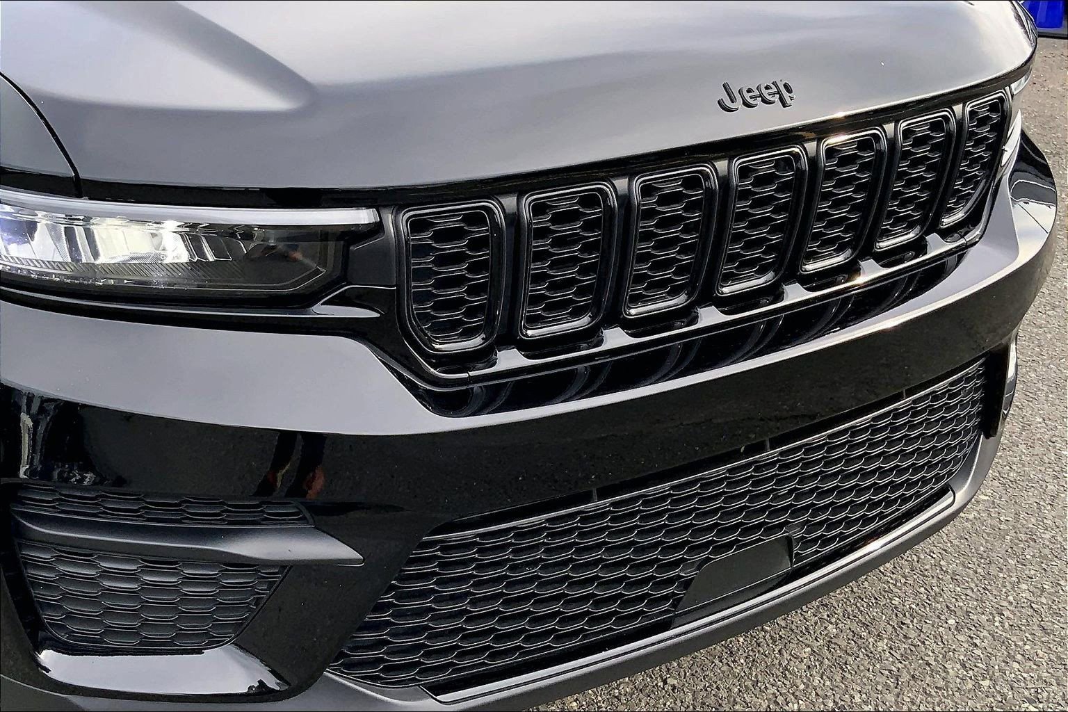 Certified 2025 Jeep Grand Cherokee Altitude image 28