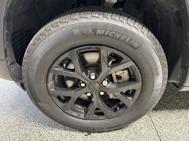 Used 2025 Jeep Grand Cherokee L Altitude AWD/4WD image 3